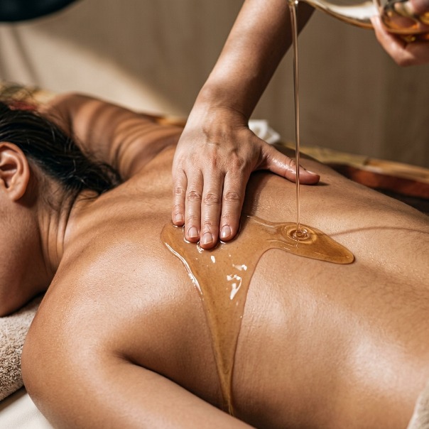 PIZHICHIL (menuang minyak suam ubat ke seluruh badan)